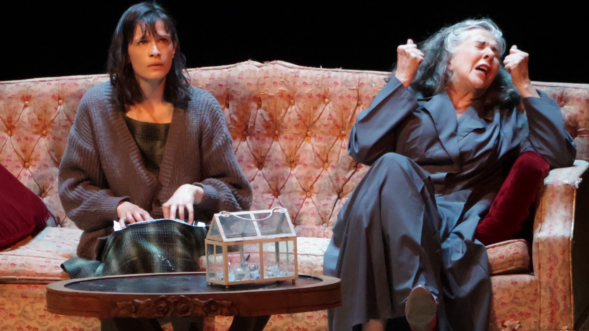 Animales de cristal encadenados al pasado.