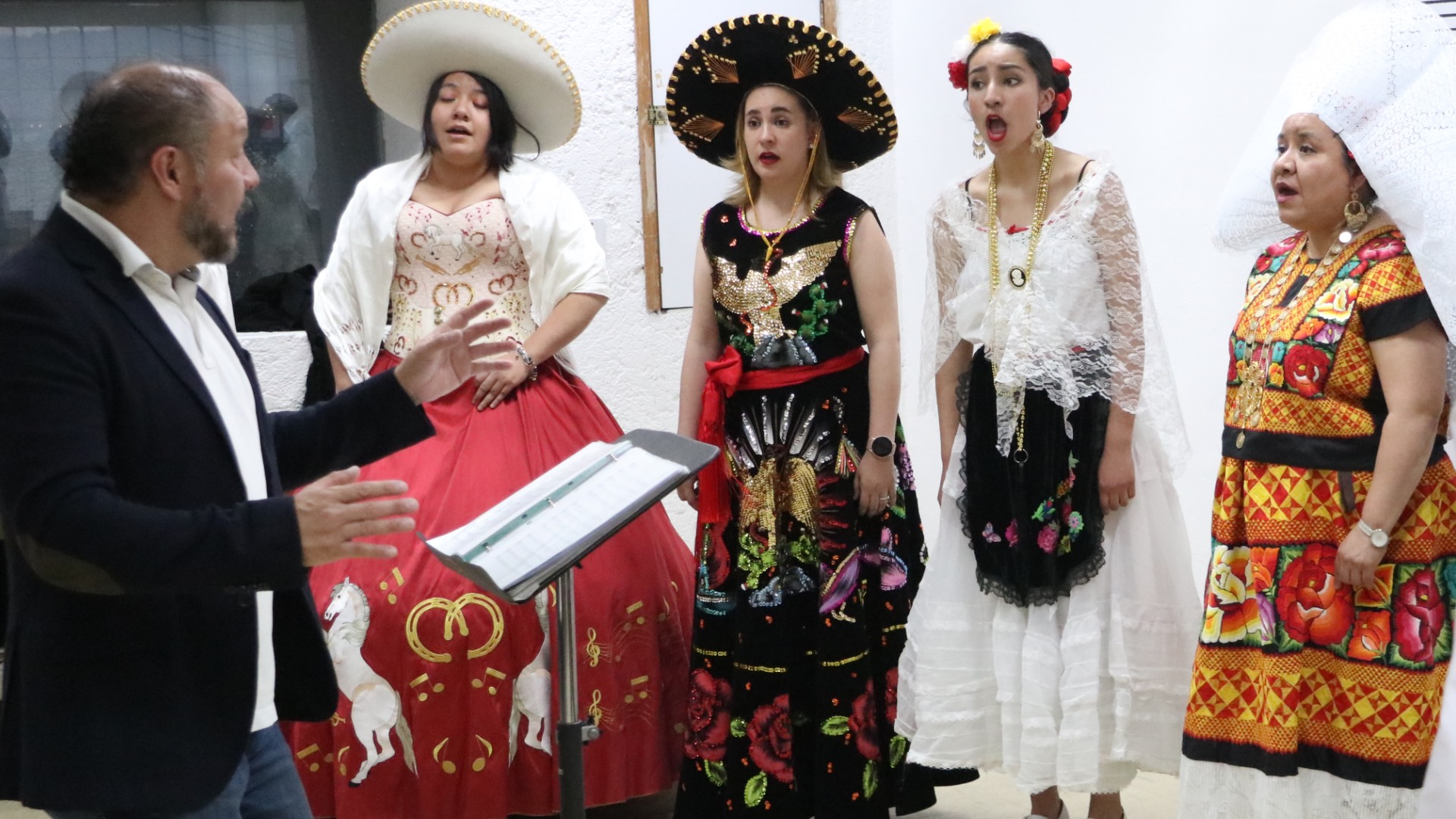 Cantan a familiares y amigos rumbo a Italia y Grecia.